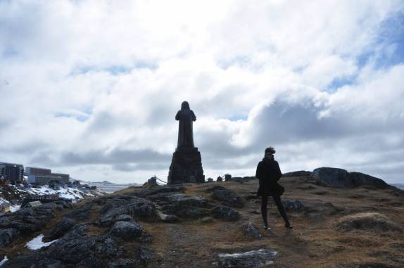 Com muito vento, junto à estátua de Hans Egede, fundador de Nuuk, capital da Groelândia, em 1728